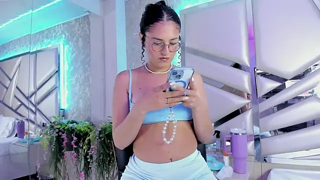 Snapshot of Miia002 chatting on 01.25.25 Miia002 online show from 01.25.25