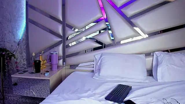 Snapshot of Miia002 chatting on 03.20.25 Miia002 online show from 03.20.25