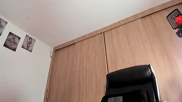 Snapshot of Bambi_gurl chatting on 02.13.25 Bambi gurl online show from 02.13.25