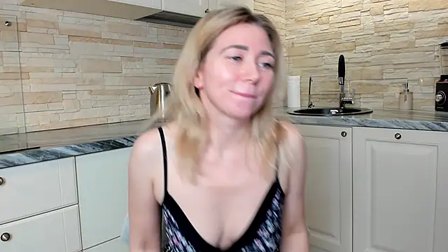 Snapshot of amanda___grey chatting on 12.04.25 amanda grey online show from 12.04.25