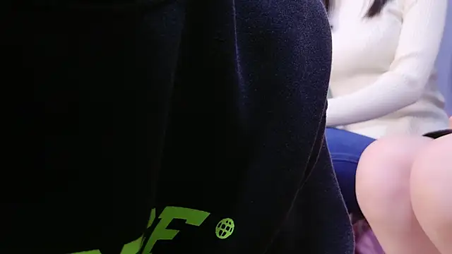 Snapshot of POCARI_SWEAT chatting on 02.13.25 POCARI SWEAT online show from 02.13.25