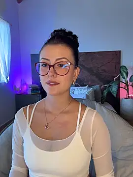 Snapshot of EmaSaenz chatting on 09.11.25 EmaSaenz online show from 09.11.25