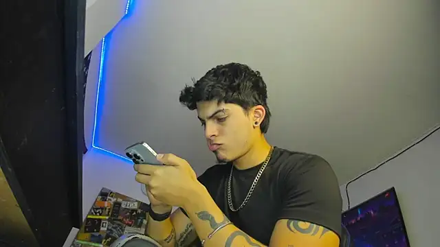 Snapshot of charlie_hotxxx chatting on 12.04.24 charlie hotxxx online show from 12.04.24