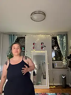 Snapshot of sylviahhh chatting on 06.16.26 sylviahhh online show from 06.16.26