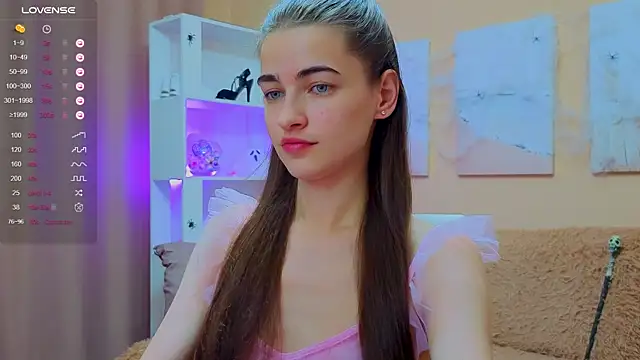 Snapshot of AstoriyaNight chatting on 10.27.25 AstoriyaNight online show from 10.27.25