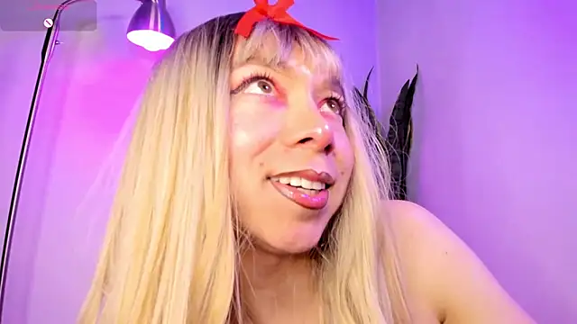 Snapshot of victoria_qq chatting on 10.18.25 victoria qq online show from 10.18.25