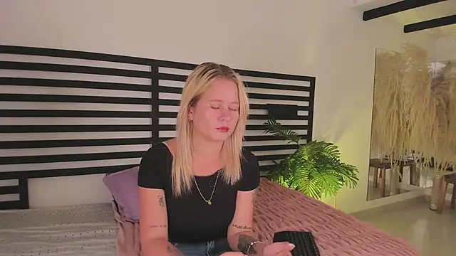 stefanny ruiz  online show from 01.09.25