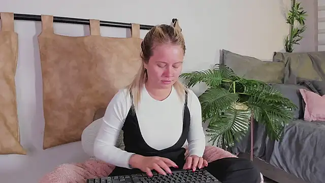 stefanny ruiz  online show from 02.23.25