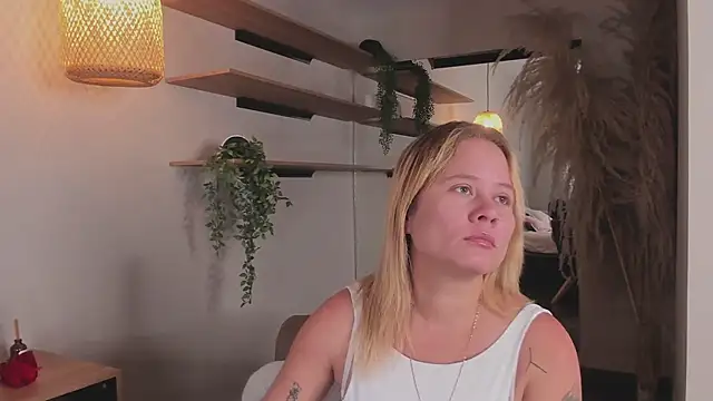 stefanny ruiz  online show from 03.19.25