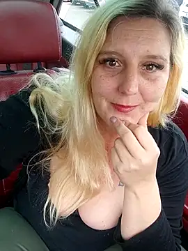 BecciDeluxe online show from 04.13.26