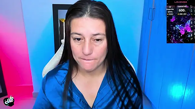 Snapshot of Saskyaa chatting on 12.14.25 Saskyaa online show from 12.14.25