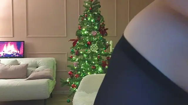 Snapshot of Lina-hill chatting on 12.31.24 Lina-hill online show from 12.31.24