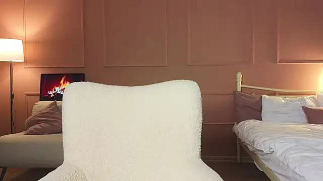 Snapshot of Lina-hill chatting on 01.11.25 Lina-hill online show from 01.11.25