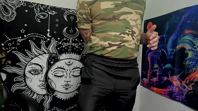 Snapshot of layneinchains chatting on 12.22.24 layneinchains online show from 12.22.24