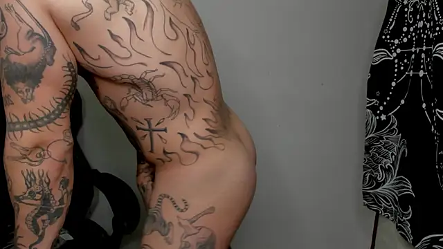 Snapshot of layneinchains chatting on 12.28.24 layneinchains online show from 12.28.24