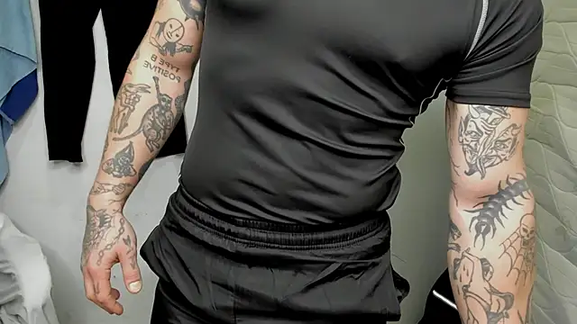 Snapshot of layneinchains chatting on 01.03.25 layneinchains online show from 01.03.25