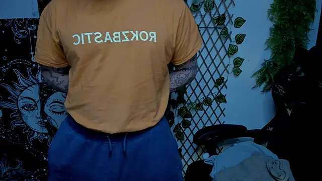 Snapshot of layneinchains chatting on 02.04.25 layneinchains online show from 02.04.25