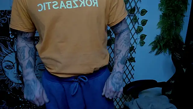 Snapshot of layneinchains chatting on 02.04.25 layneinchains online show from 02.04.25