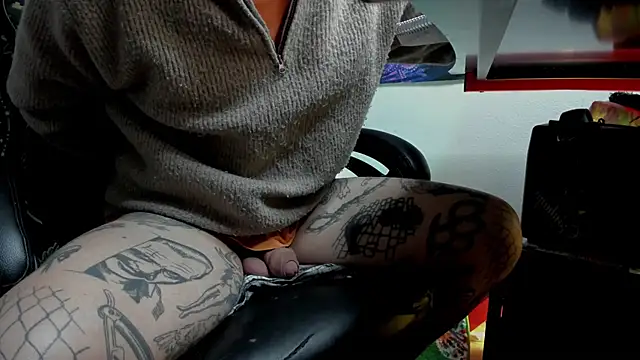 Snapshot of layneinchains chatting on 02.05.25 layneinchains online show from 02.05.25