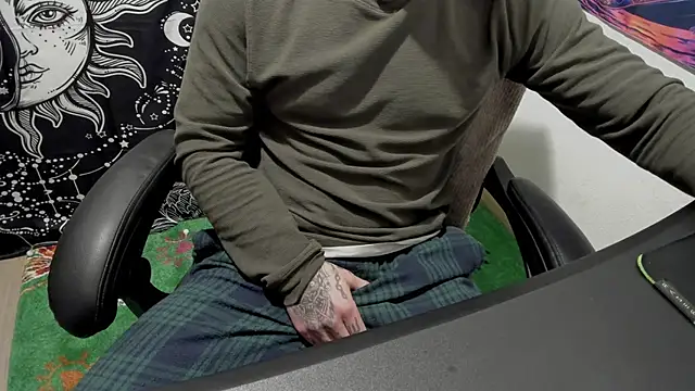 Snapshot of layneinchains chatting on 02.10.25 layneinchains online show from 02.10.25