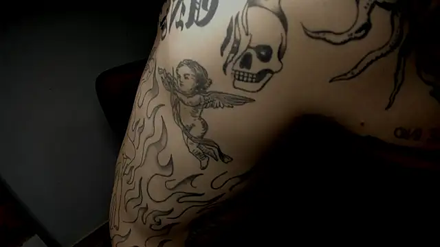 Snapshot of layneinchains chatting on 10.03.25 layneinchains online show from 10.03.25