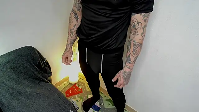 Snapshot of layneinchains chatting on 11.12.25 layneinchains online show from 11.12.25