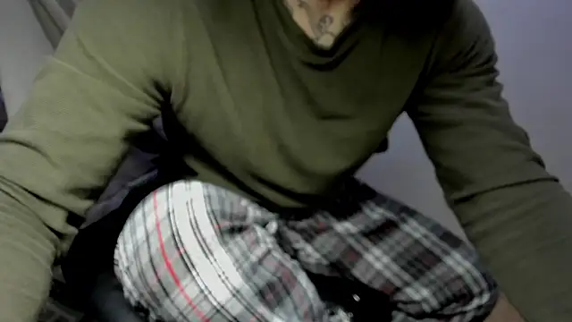 Snapshot of layneinchains chatting on 11.25.25 layneinchains online show from 11.25.25