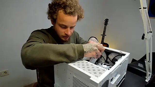 Snapshot of layneinchains chatting on 12.20.25 layneinchains online show from 12.20.25