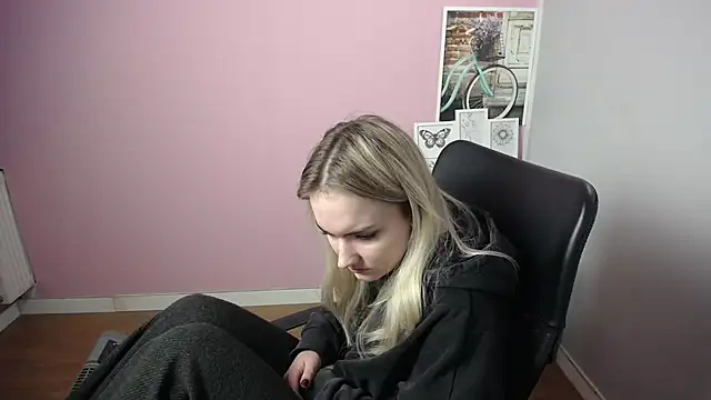 Snapshot of viktoria_lovely chatting on 12.27.24 viktoria lovely online show from 12.27.24