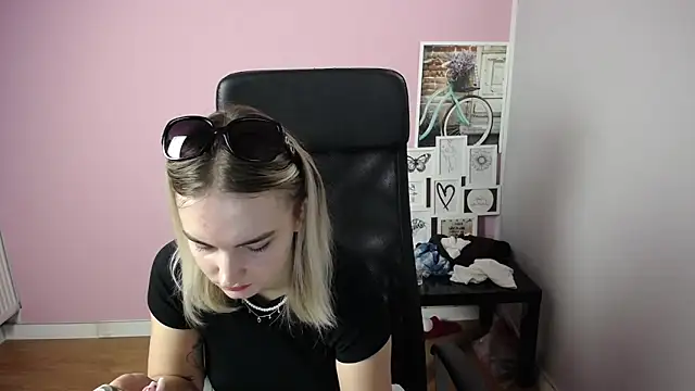 Snapshot of viktoria_lovely chatting on 09.20.25 viktoria lovely online show from 09.20.25