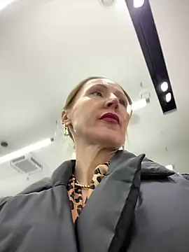 Snapshot of LauraDavis chatting on 01.15.25 LauraDavis online show from 01.15.25