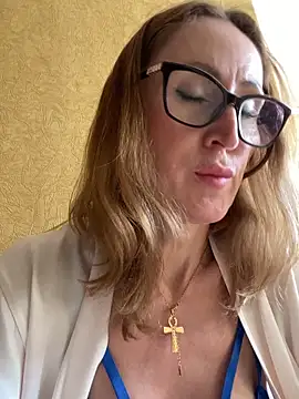 Snapshot of LauraDavis chatting on 06.21.26 LauraDavis online show from 06.21.26