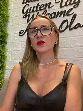 Snapshot of LauraDavis chatting on 07.16.26 LauraDavis online show from 07.16.26