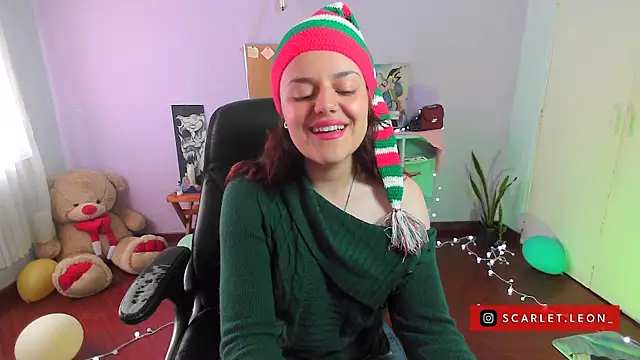 Snapshot of Scarletleon77 chatting on 12.24.24 Scarletleon77 online show from 12.24.24