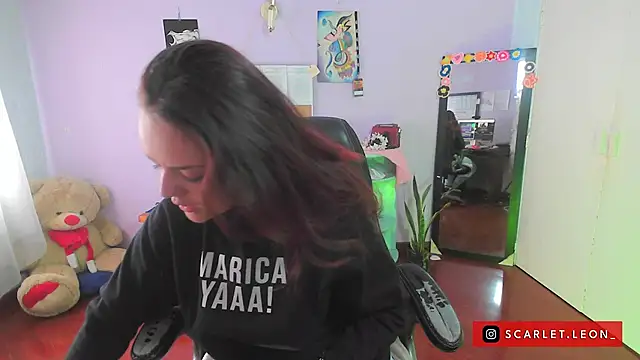 Snapshot of Scarletleon77 chatting on 03.19.25 Scarletleon77 online show from 03.19.25