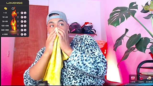 Snapshot of yosoy_enzo2020 chatting on 12.29.24 yosoy enzo2020 online show from 12.29.24