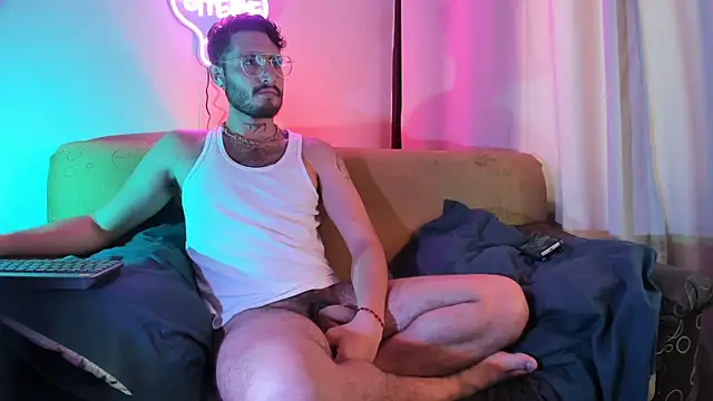 Snapshot of axel_giracr chatting on 11.17.25 axel giracr online show from 11.17.25