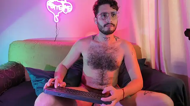 Snapshot of axel_giracr chatting on 11.25.25 axel giracr online show from 11.25.25