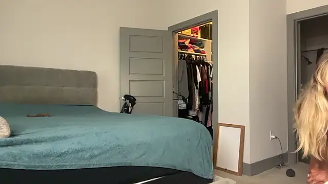 Snapshot of ElenaErickson chatting on 12.02.24 ElenaErickson online show from 12.02.24