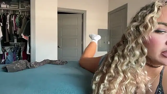 Snapshot of ElenaErickson chatting on 01.27.25 ElenaErickson online show from 01.27.25