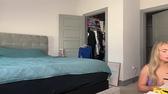 Snapshot of ElenaErickson chatting on 02.25.25 ElenaErickson online show from 02.25.25