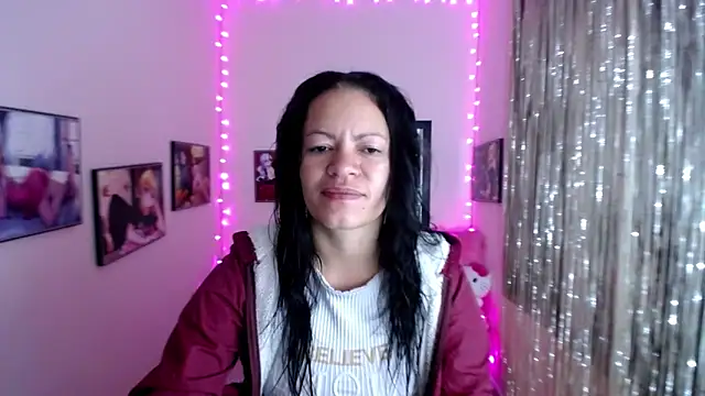 Snapshot of Cristal_w chatting on 02.07.25 Cristal w online show from 02.07.25