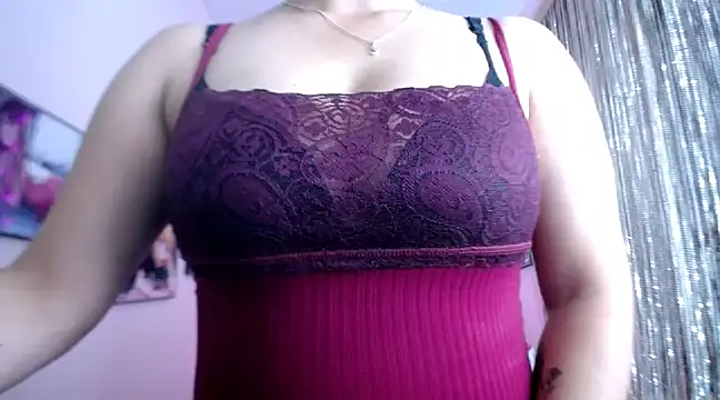 Snapshot of Cristal_w chatting on 02.20.25 Cristal w online show from 02.20.25