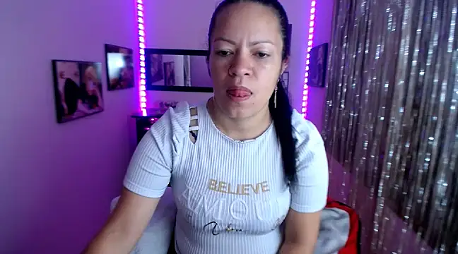 Snapshot of Cristal_w chatting on 03.07.25 Cristal w online show from 03.07.25