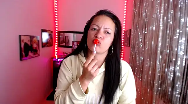 Snapshot of Cristal_w chatting on 03.17.25 Cristal w online show from 03.17.25