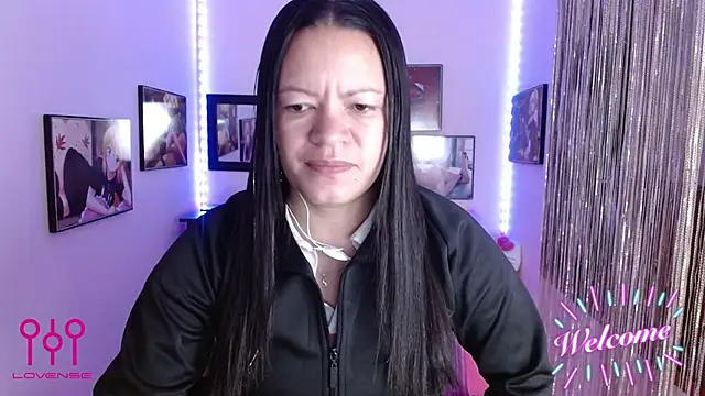 Snapshot of Cristal_w chatting on 09.11.25 Cristal w online show from 09.11.25