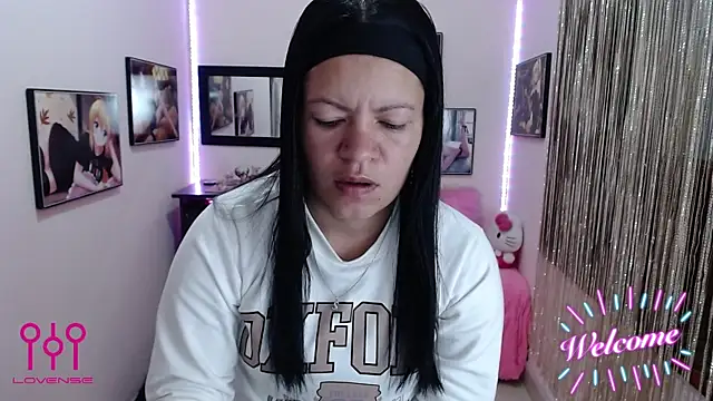 Snapshot of Cristal_w chatting on 10.23.25 Cristal w online show from 10.23.25