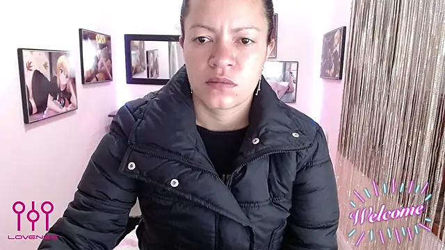 Snapshot of Cristal_w chatting on 10.24.25 Cristal w online show from 10.24.25