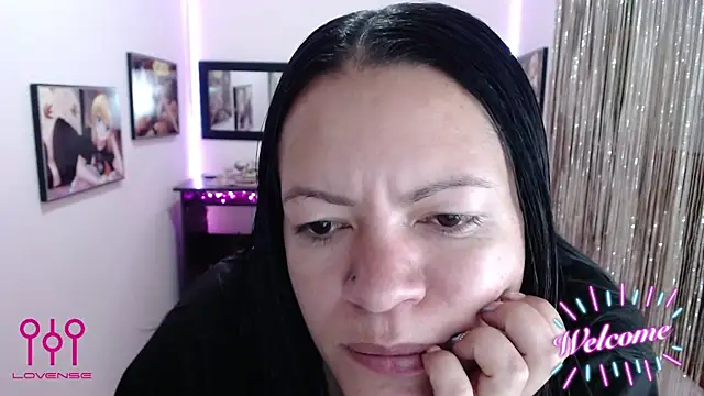 Snapshot of Cristal_w chatting on 10.30.25 Cristal w online show from 10.30.25