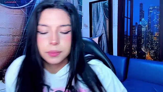 Snapshot of Small_naughty_ chatting on 01.21.25 Small naughty online show from 01.21.25